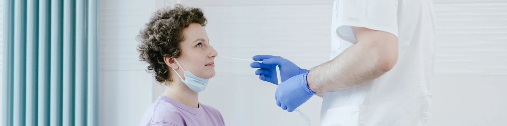 Une personne se fait tester avec un PCR.