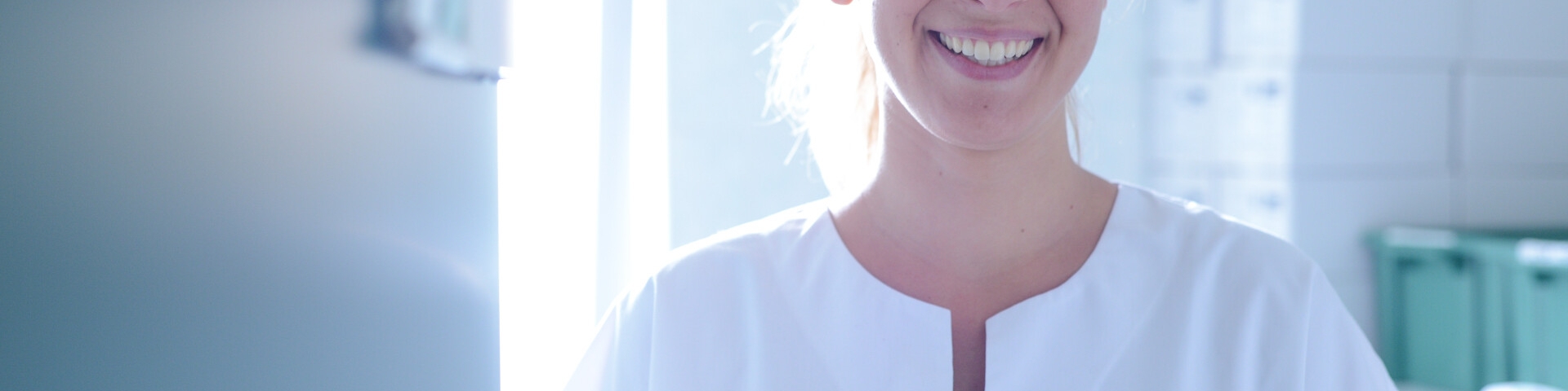 femme soignante blouse blanche